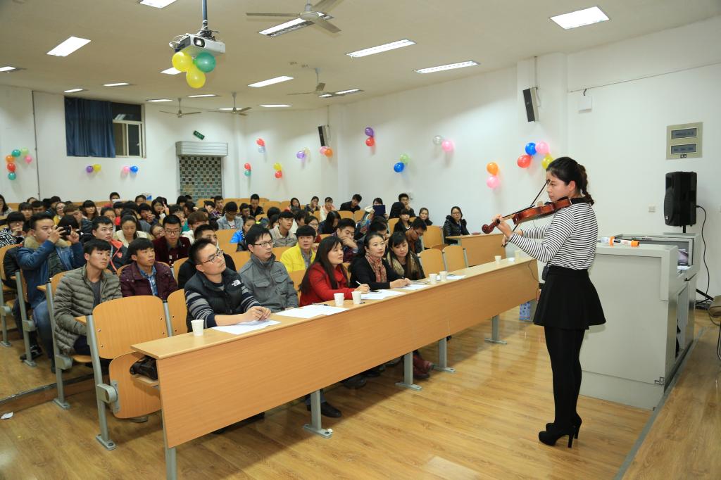 参赛同学进行才艺表演